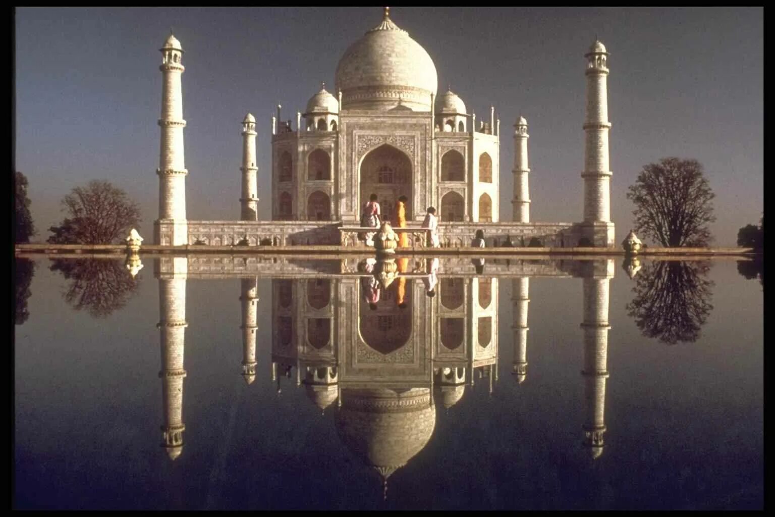 зеркальная симметрия в архитектуре. примеры симметрии в архитектуре. копия парфенона в нэшвилле. храм лотоса дели индия. осевая симметрия в архитектуре.