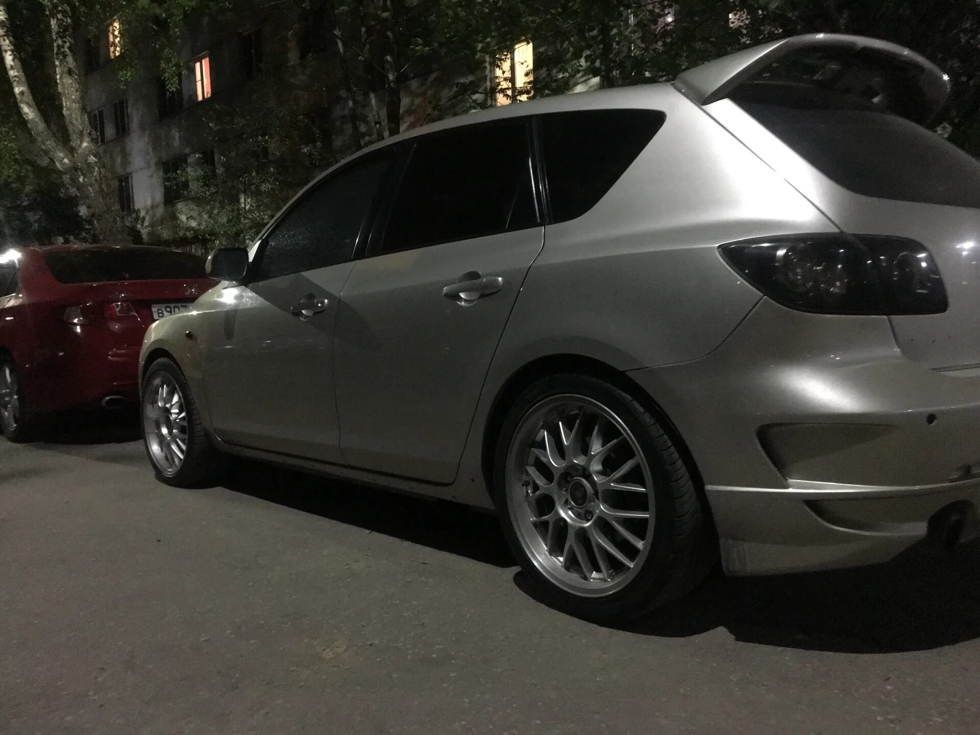 Mazda 3 колеса. Колеса Mazda 3 r18. Мазда 3 спорт r18. Колеса r18 на Мазда 3. Мазда 3 диски Momo.