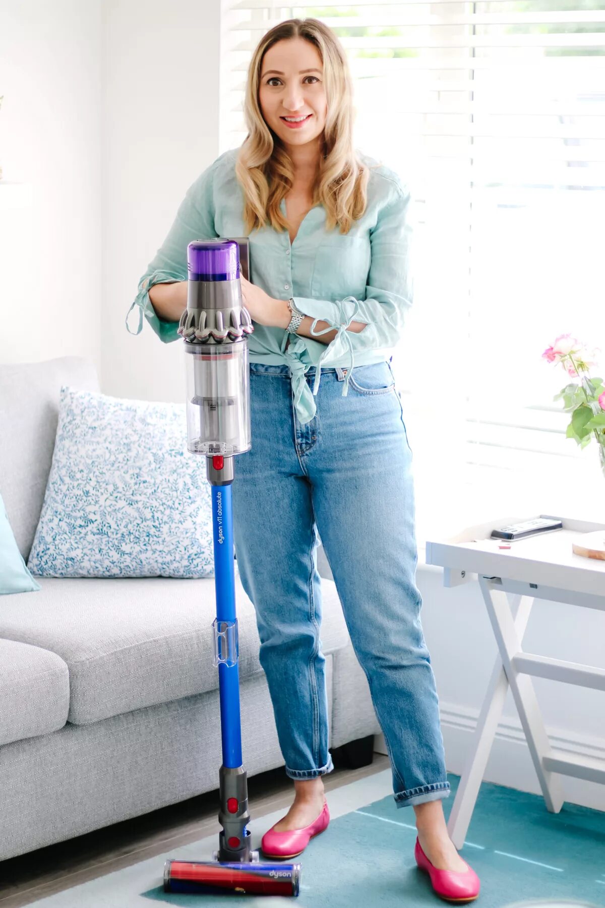 Dyson v11. Dyson Vacuum Cleaner 11. Dyson беспроводной пылесос v11 Cleaning. Вертикальный пылесос Dyson 4в1. Пылесос вертикальный hartens