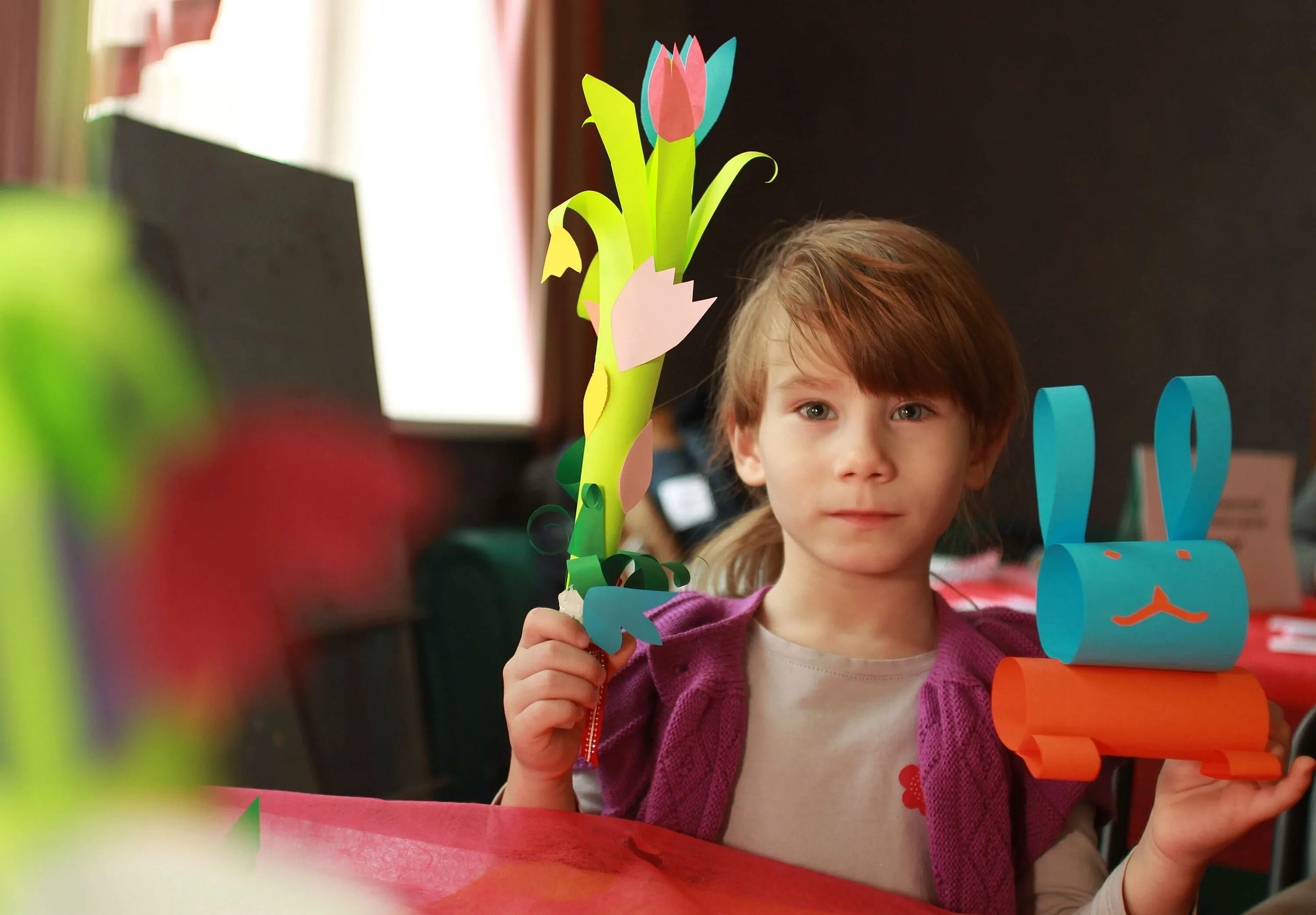 Дошкольники делают открытки. Данник для детей. Сделай детские видео. Детские видеоролики для малышей. Видеоблоги для детей 5лет.