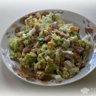 Салат пекинская капуста кукуруза колбаса сухарики