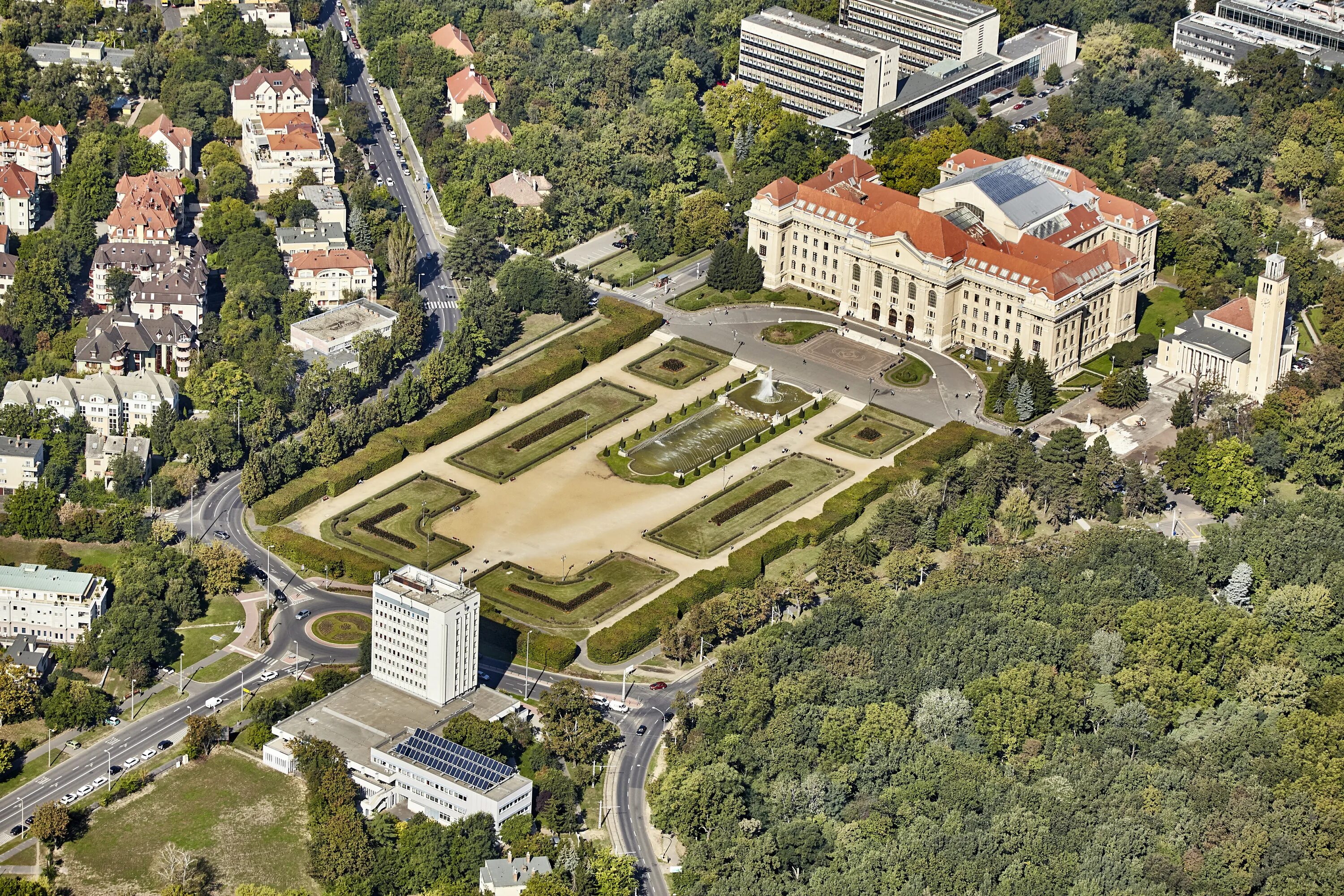 Main university. Дебрецен университет. Дебрецен фонтан университет. Университетский городок в Латвии. University of Debrecen фото изнутри.