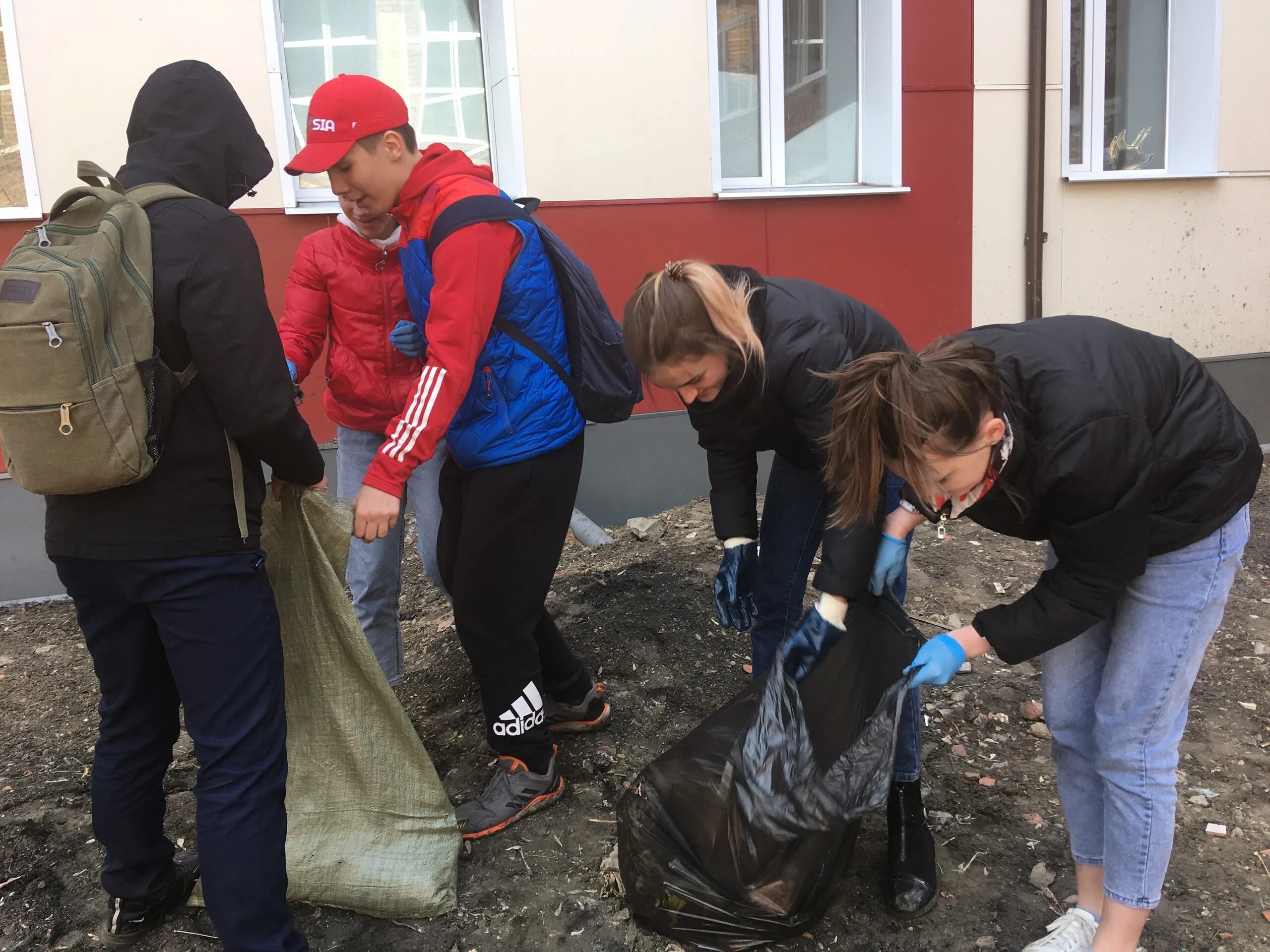 Уборка территории школы. Школьники на субботнике. Уборка территории школьниками. Уборка территории субботник.