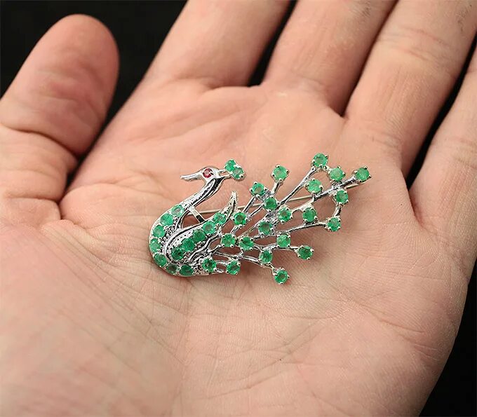 Брошь с изумрудом серебро. Серебряная брошь с изумрудом. Брошь с бериллом. Брошь санлайт с изумрудами и бриллиантами. Изумруд владивосток.