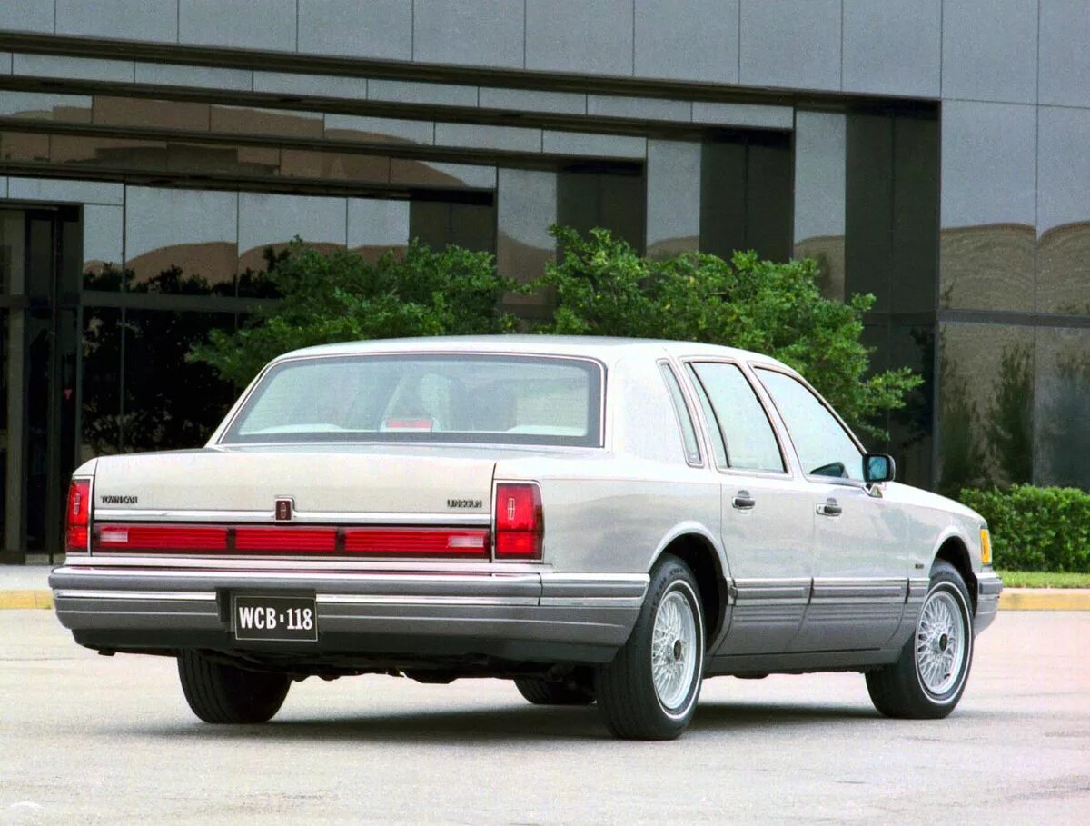 Таун кар 2. Lincoln Town car 1990. Lincoln Town car 1992. Lincoln Town car. Lincoln Town car 1992 года.