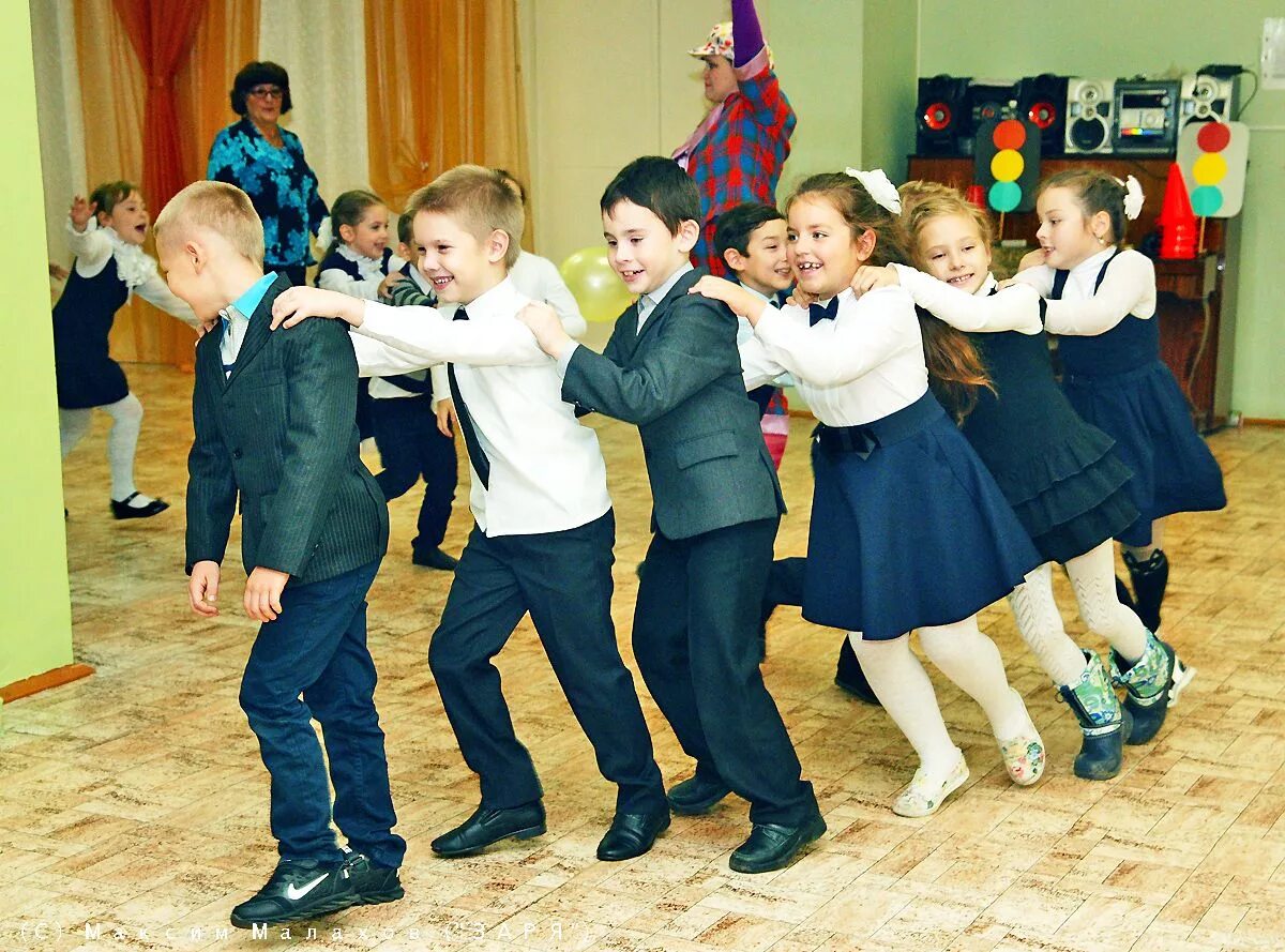 Школа перемена видео. Перемена в школе. Школьники на перемене. Первоклассники на перемене. Кпеременя детей в школе.