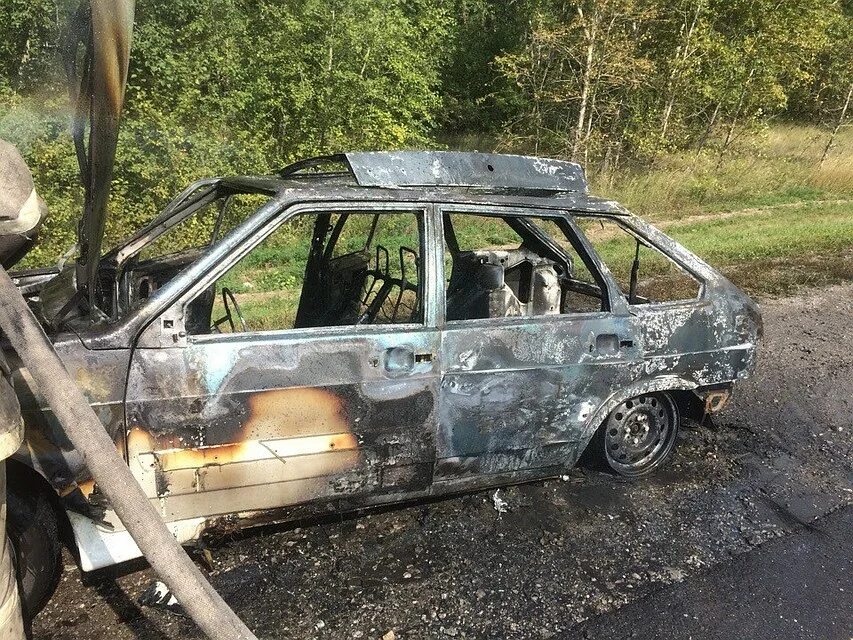 ваз 2114 пожар. ваз 2115 горит. сгоревшая ваз 2114. горящая ваз 2114. сгоревшая ваз 2114.