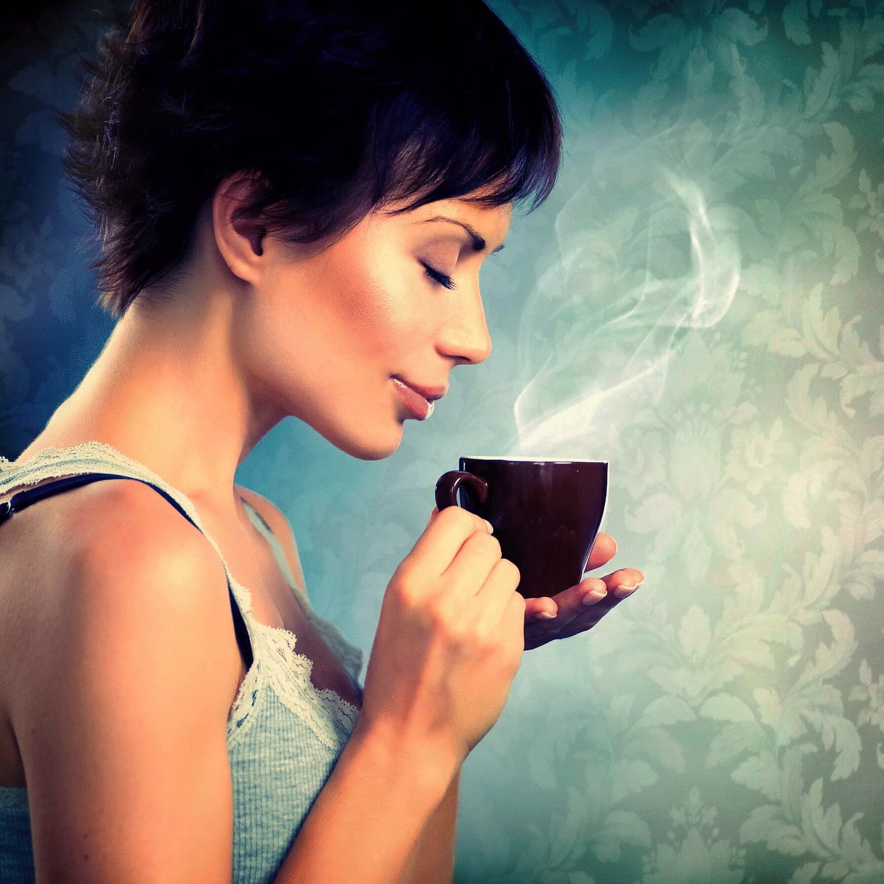 Ароматный человек. Девушка с чашкой в руках. Девушка пьет кофе. Чашка чая в руках. Девушка с чашкой кофе.