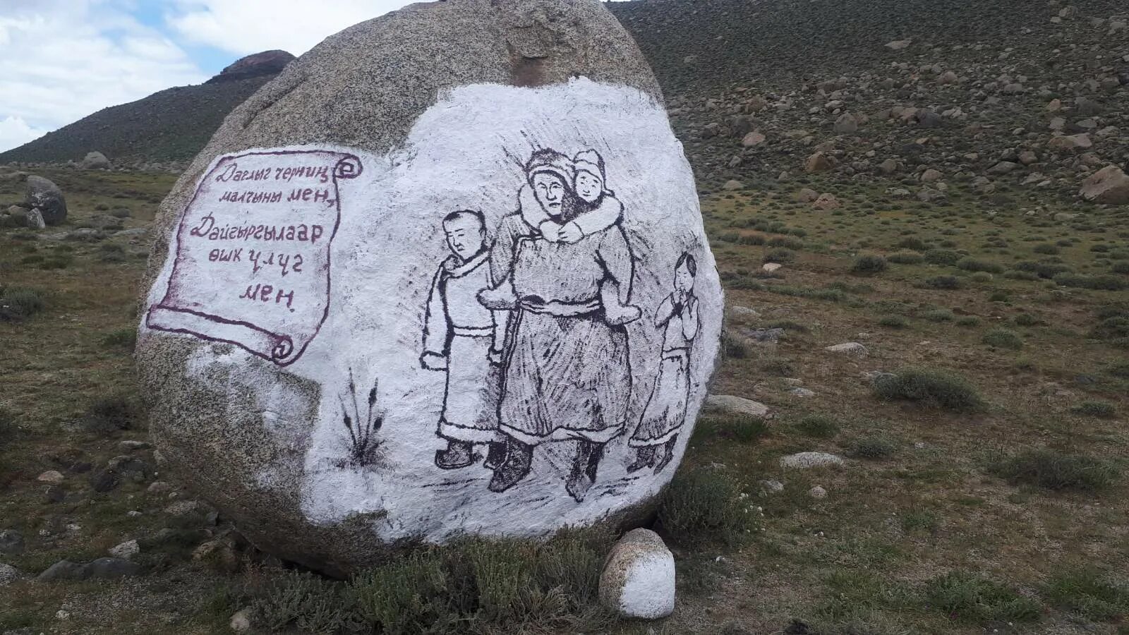 Холе оле. Монгун-Тайга Кызыл-Хая. Моген Бурен село. Моген Бурен Кызыл. Тувинские каменные статуи.