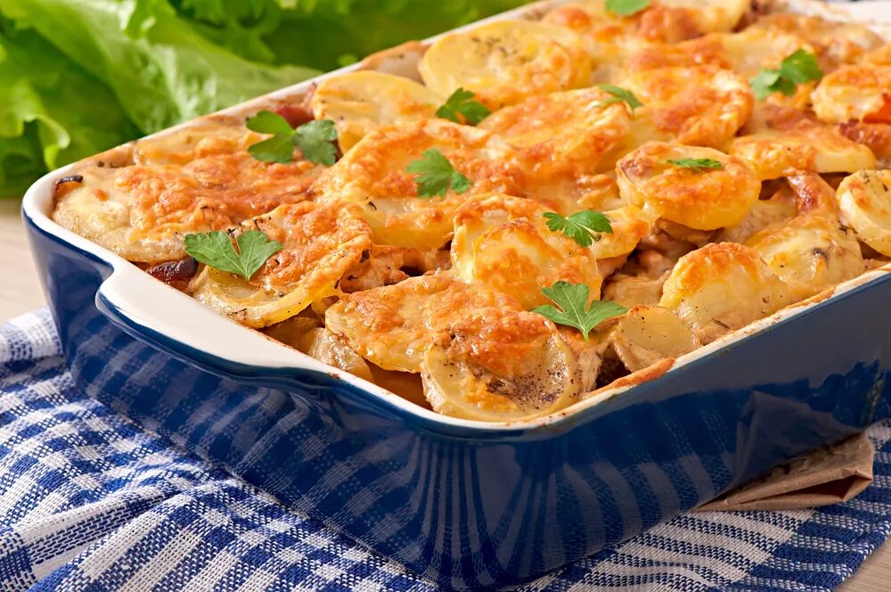 Грудка с картошкой по французски. Картошка с мясом и сыром в духовке. картошка по французски. слоеная картошка. картошка в духовке с курицей и сыром.