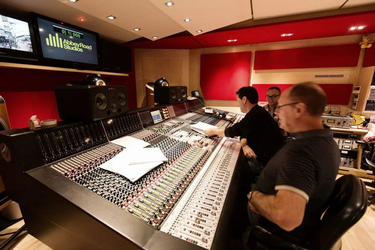 Road studio. Эбби роуд студия. Звукозаписывающая студия «Эбби-роуд». Abbey Road студия звукозаписи Pink Floyd. Inside Abbey Road Studio.