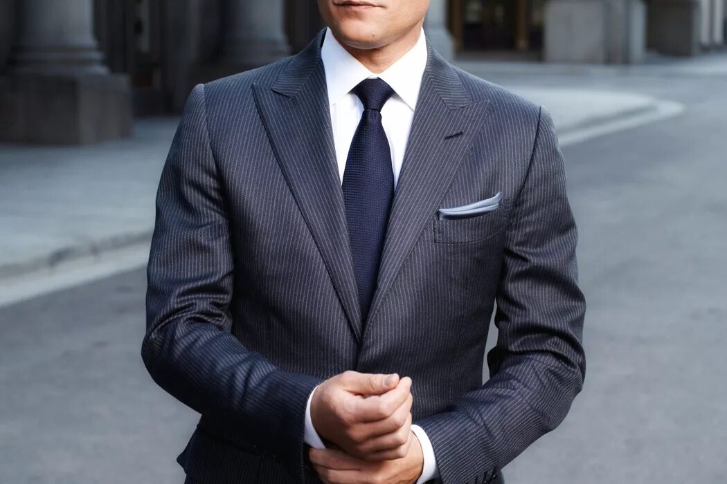 мужчина в галстуке. мужчина в костюме. дорогие мужские костюмы. мужской костюм с галстуком. мужчина в пиджаке.