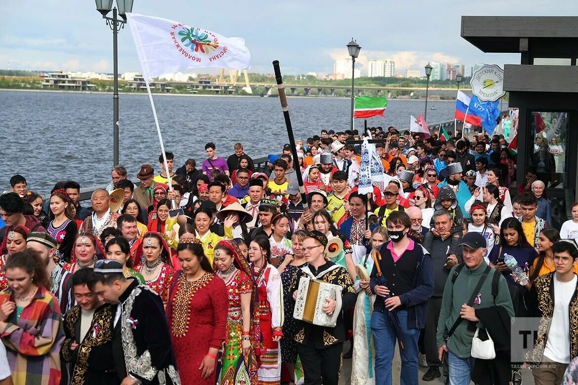 Парад дружбы народов. Казань народ. Парад России. Россия человек. Что сейчас проходит в казани