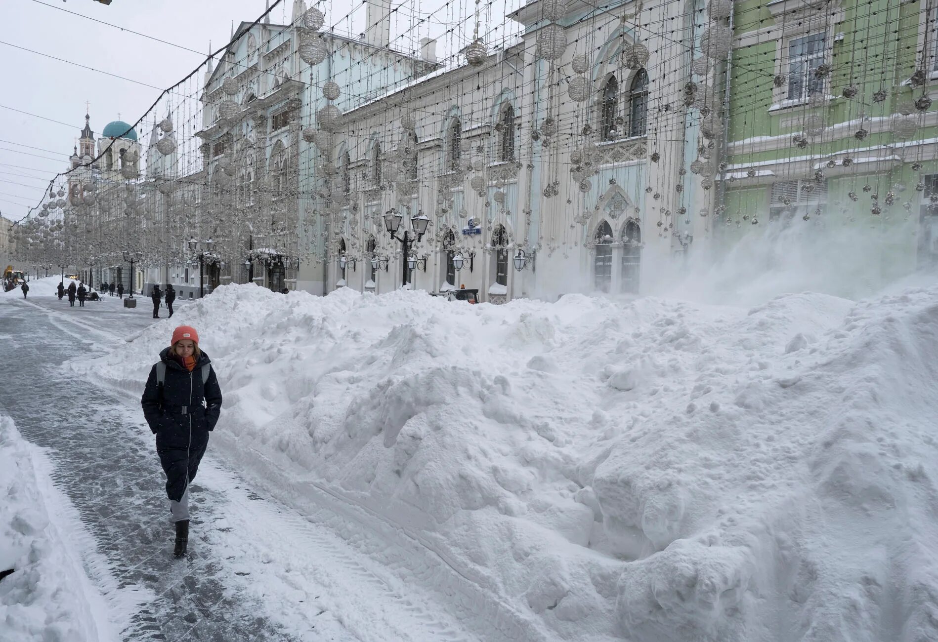 Где больше снега. Снегопад в Москве 13 февраля 2021. Сугробы в Москве 2022. Сильный снегопад в Москве 2021. Сугробы в Москве.