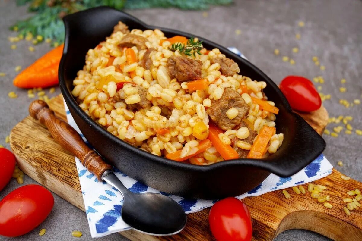 Плов с говядиной на сковороде. Булгур Палестинская кухня. Булгур с говядиной. Рис булгур. Булгур с овощами.