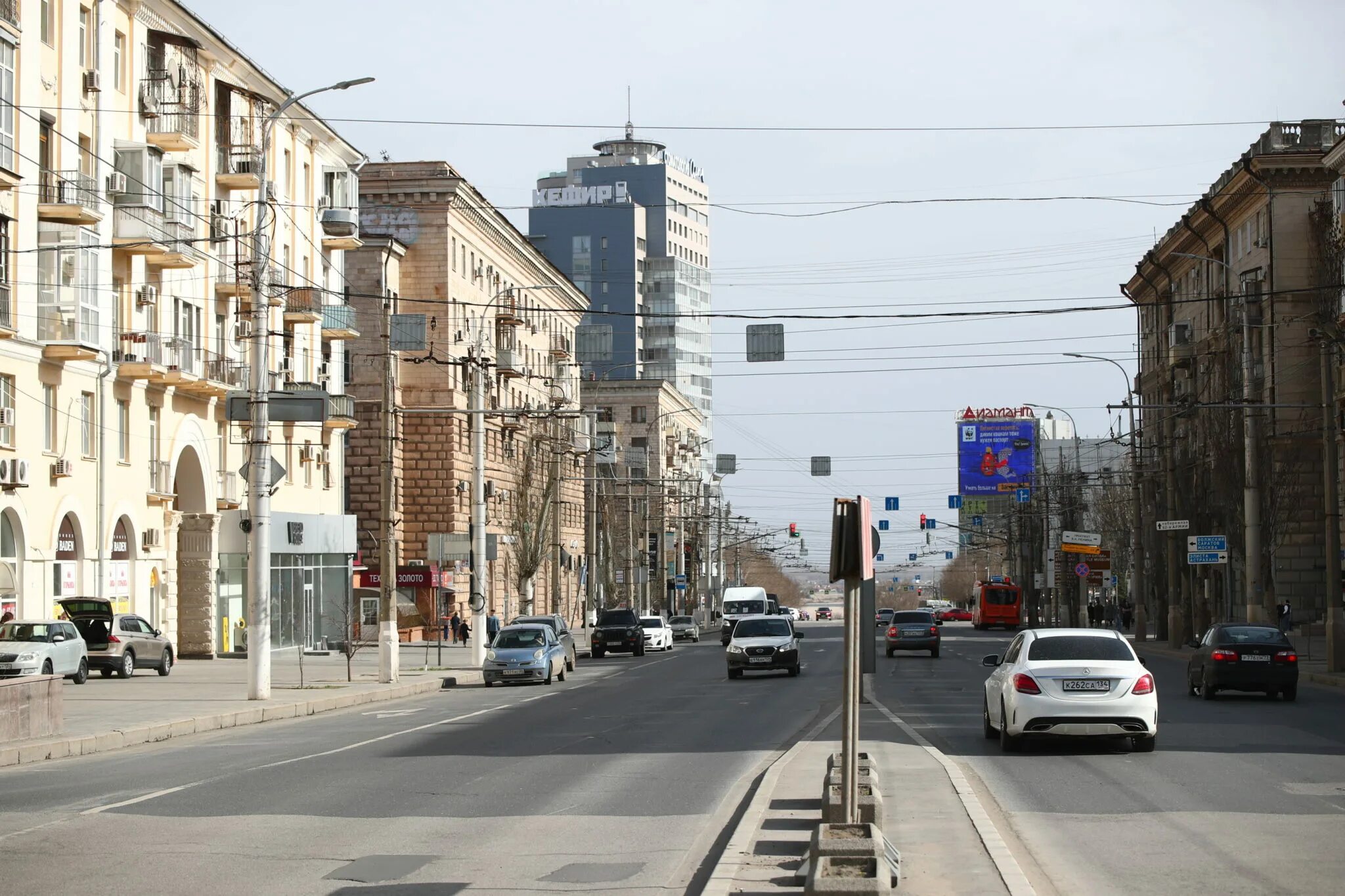 Какой будет апрель в волгограде. Волгоград сейчас. Волгоград в апреле. Улица в 23:00 летом. Волгоград за последние годы.