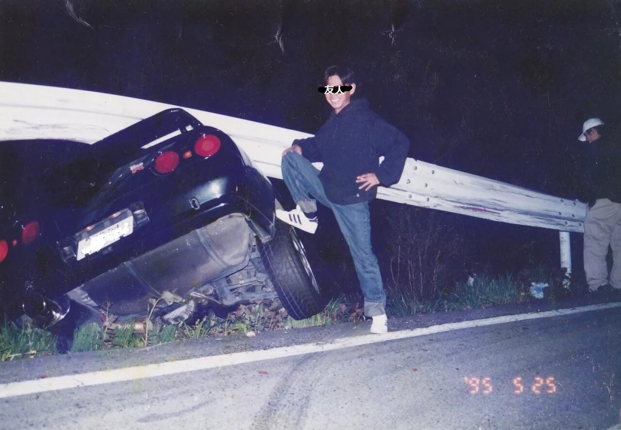 Разбитый пацан. Nissan Skyline r32 crash. Эстетика Японии 90-х дрифт. Skyline r32 в кювете. Дрифт Япония 90е.