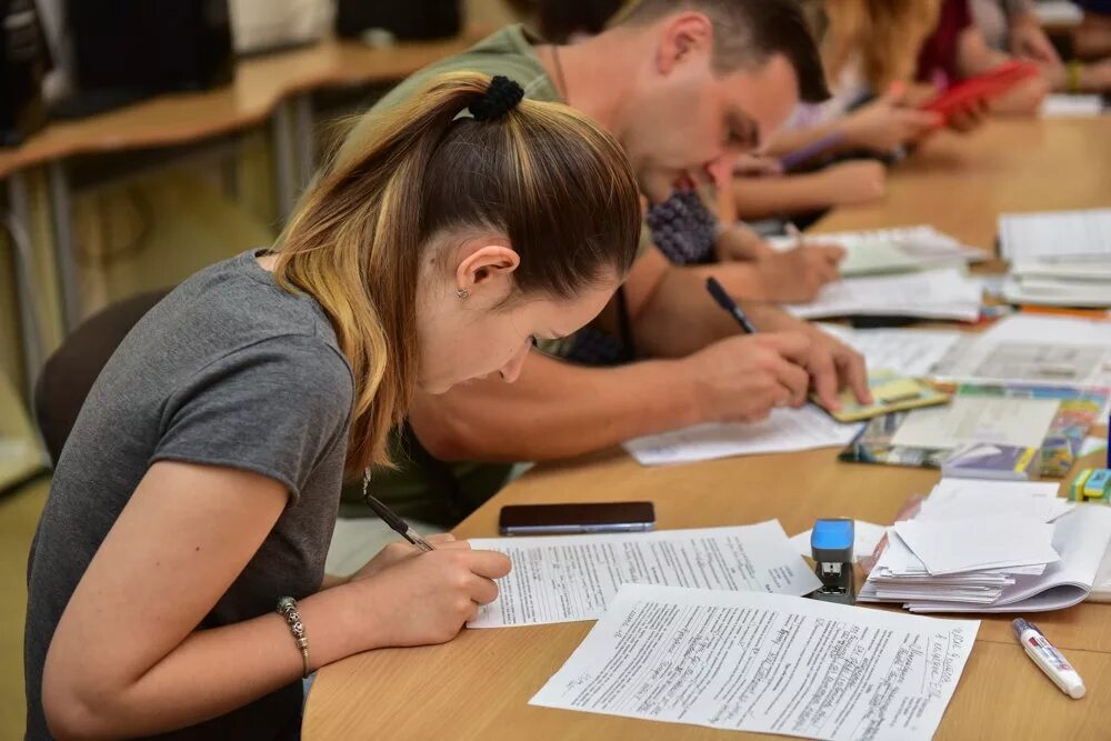 Абитуриенты подают документы. Поступление в вуз. Поступление в вуз абитуриент. Вступительная кампания в вузы. Приёмная кампания в вузы.