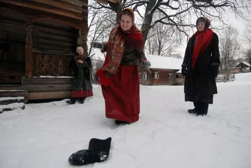 Девушка в валенках. Святки девушки. Зимние Святки. Деревенские Святки. Бросайте гадать