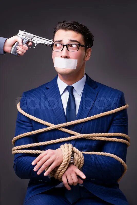 связанные врагом. связанный по рукам и ногам. связанные руки веревкой. торговля людьми. торговля людьми свобода.