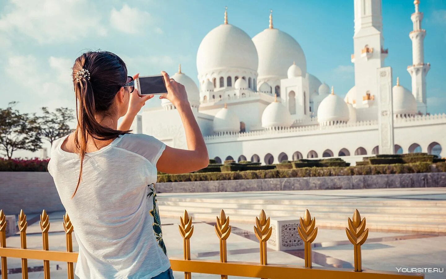 Дубай люди. Абу-Даби Tourist. Абу Даби туристы. Абу Даби + Дубаи туризм. Марина Пламадяла Дубай.