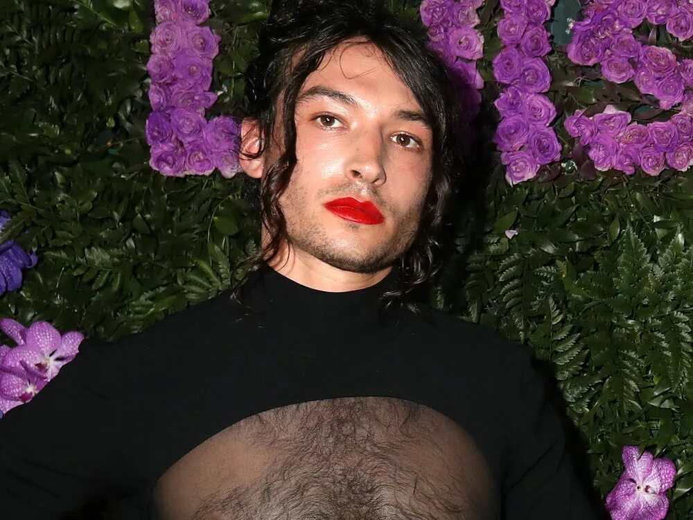 Эзра Миллер 2021. Эзра Миллер 2022. Ezra Miller Arrested. Миллер скандал