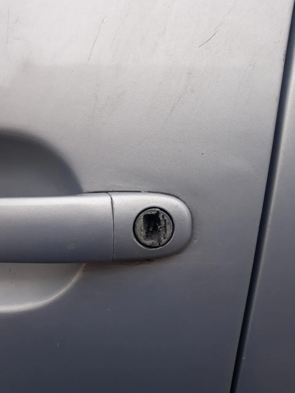Как закрыть дверь на фольксваген. Заглушки на двери volkswagen jetta 6. Личинку замка машины сломать. Защелка машинной двери фольксваген. Регулировка дверей авто.