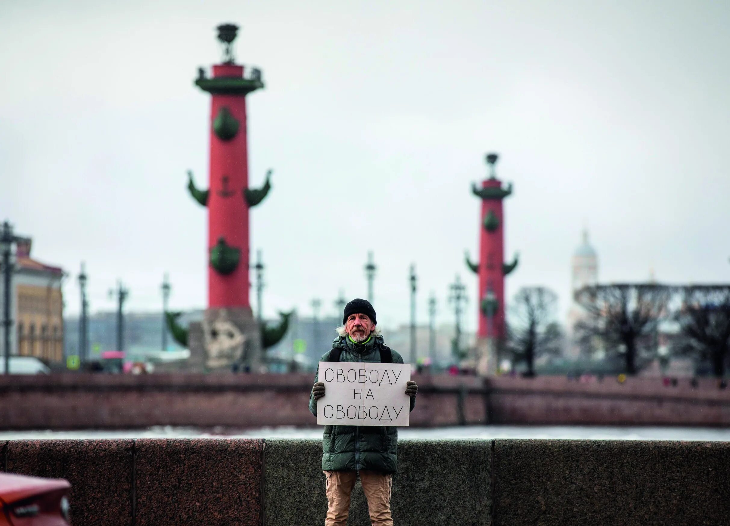 Революционный петербург 1917. Дворцовая площадь в петрограде 1917. 3 революции петербурга. Плакаты революции. Революция 1917 года в петербурге.