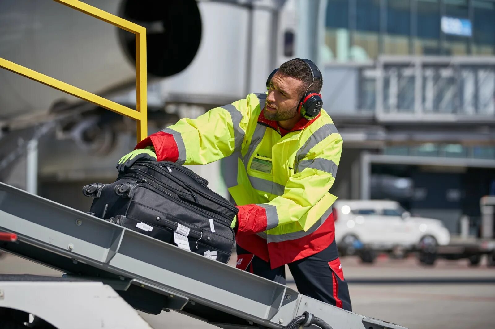 Action handling. Swissport international. фото swissport. ground handling services. аэропорт handling.
