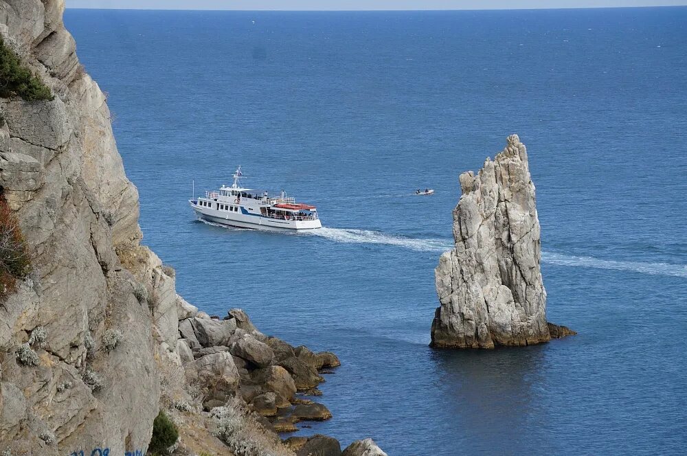 Морская прогулка Ялта Ласточкино гнездо. Морская прогулка экскурсия Ялта Ласточкино гнездо. Морская прогулка к Ласточкиному гнезду. Теплоход Ялта Ласточкино гнездо.