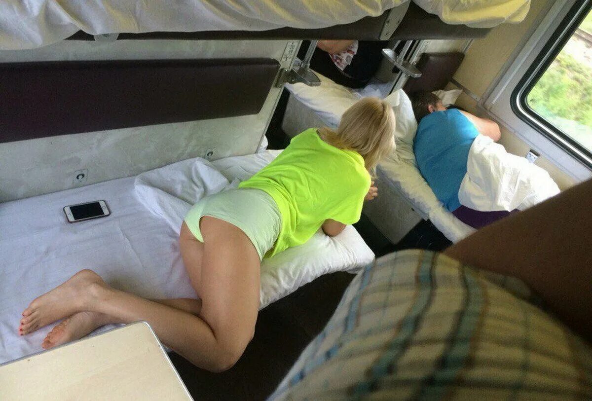 Девушки в плацкартном вагоне. Красивые девушки в поезде. Девочка спит в поезде. Женщина в поезде. Девственница в поезде.