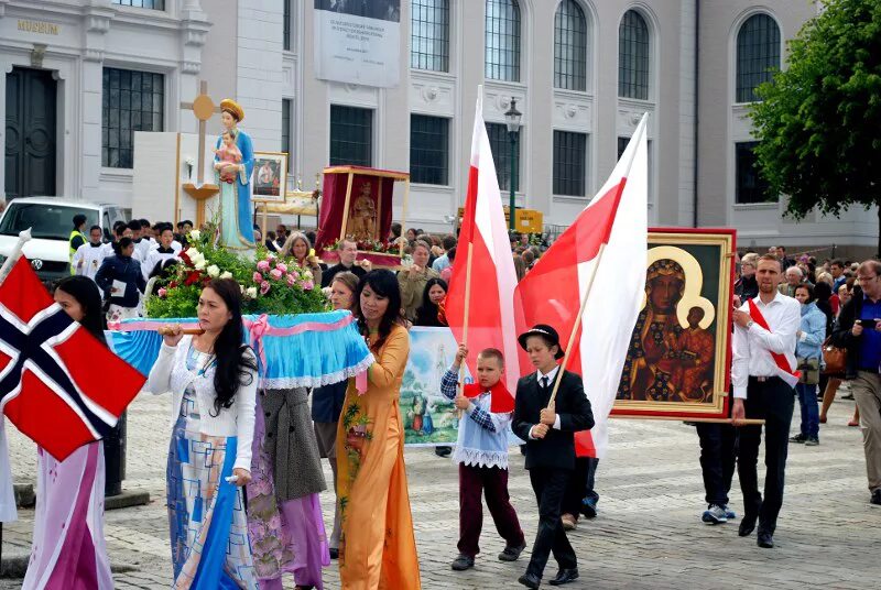 Пестрое население. Пасха в Норвегии. В Норвегии празднуют Пасху. Пасха в Дании. Традиции Дании.