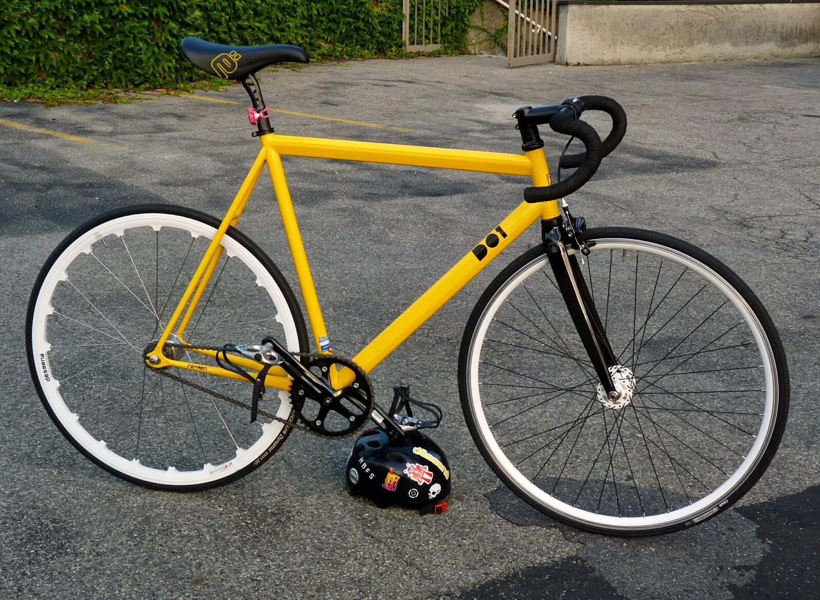 Велосипед fuji fixed gear. Fixed 1. Powderburn - one fix. Как спрятать airtag в велосипед. Американский велосипед haro.