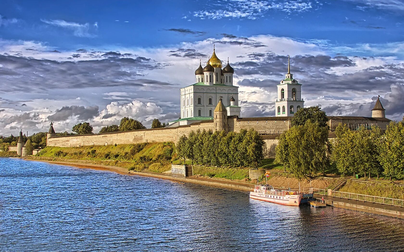 Псков кронштадт. Псков на руси. река пскова. псков исторический центр.