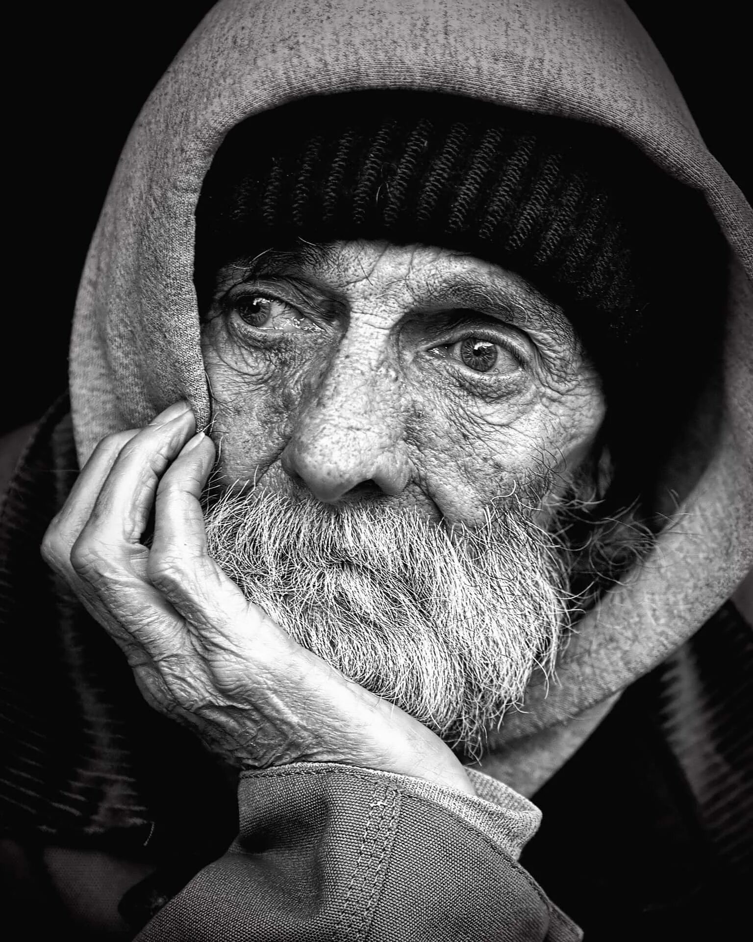 Лицо старика. Фотопортрет дедушки. Бездомный старик. Старик бомж.