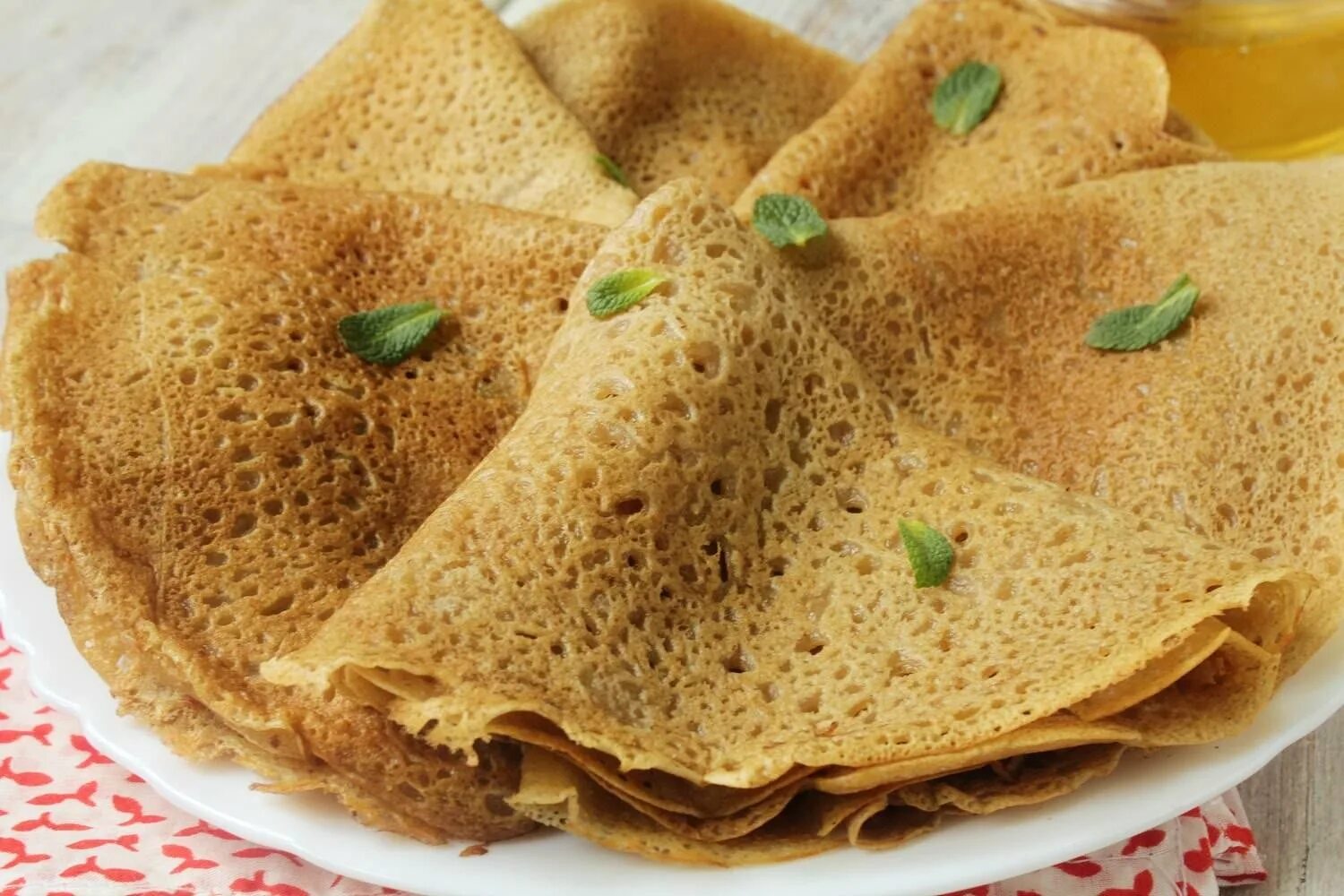 Ажурные блины на воде. Ажурные блинчики на кипятке. Тонкие на минералке блинчики. Ажурные заварные блинчики. Тонкие на минералке блинчики.