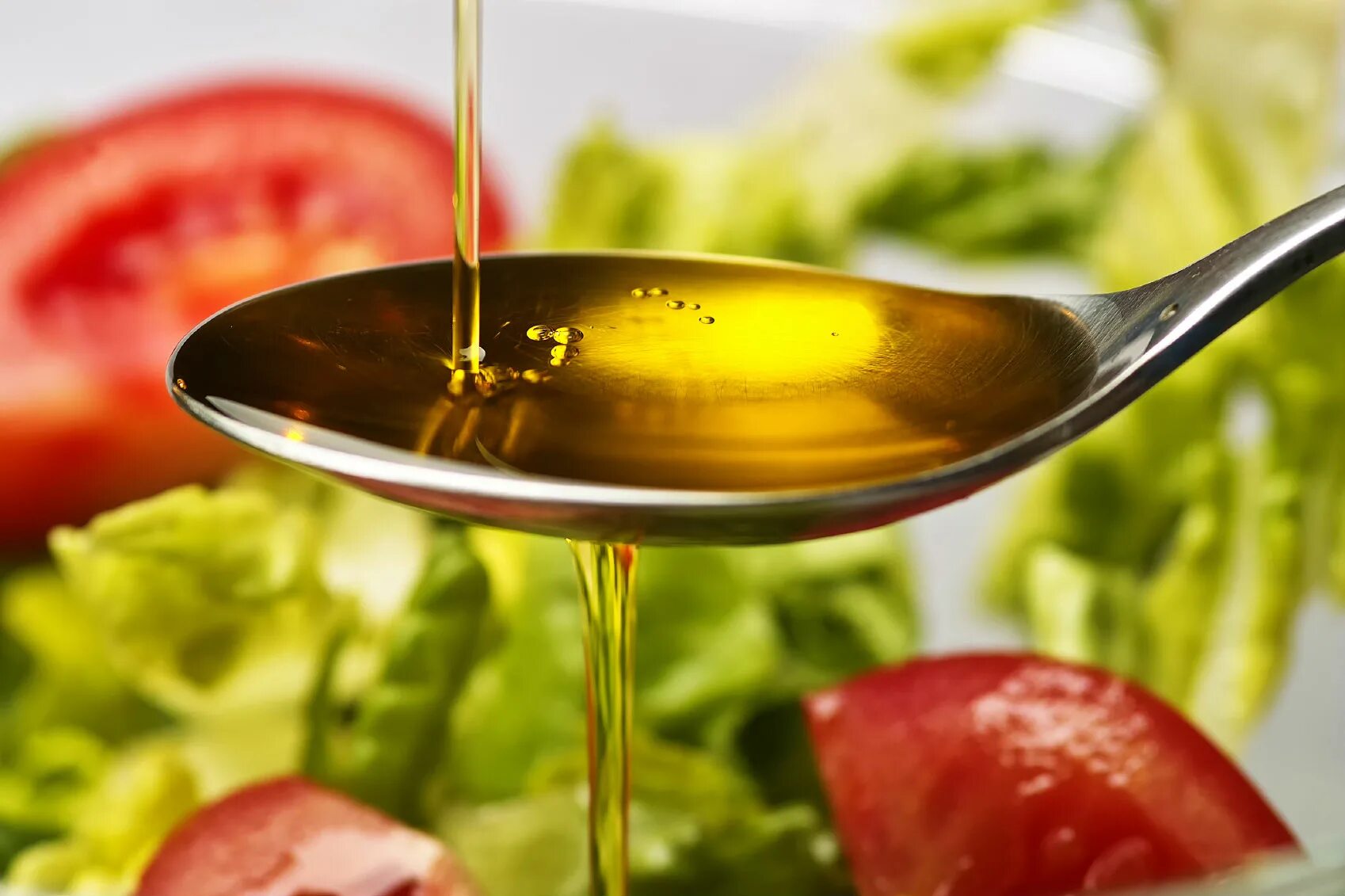 Растительное масло в ложке. Салат с маслом. Ложка оливкового масла. Оливковое масло. Масло для салата рафинированное или нерафинированное