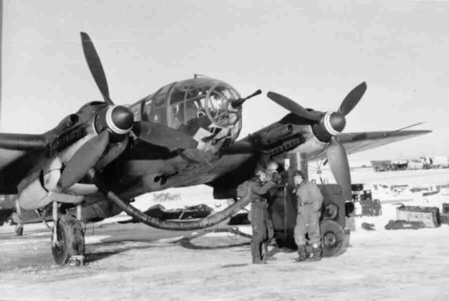 Самолет heinkel he 111. Самолет heinkel he 111. He 111 zwilling. Хенкель самолет. Немецкий бомбардировщик хейнкель 111 сталинград.