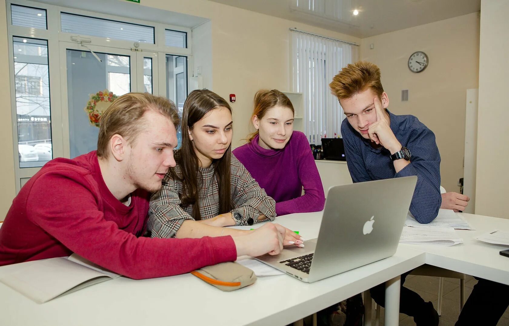 Школьники подростки. Экзамен огэ. Поступление в вуз. Курсы подготовки к егэ. Студент готовится к экзамену.