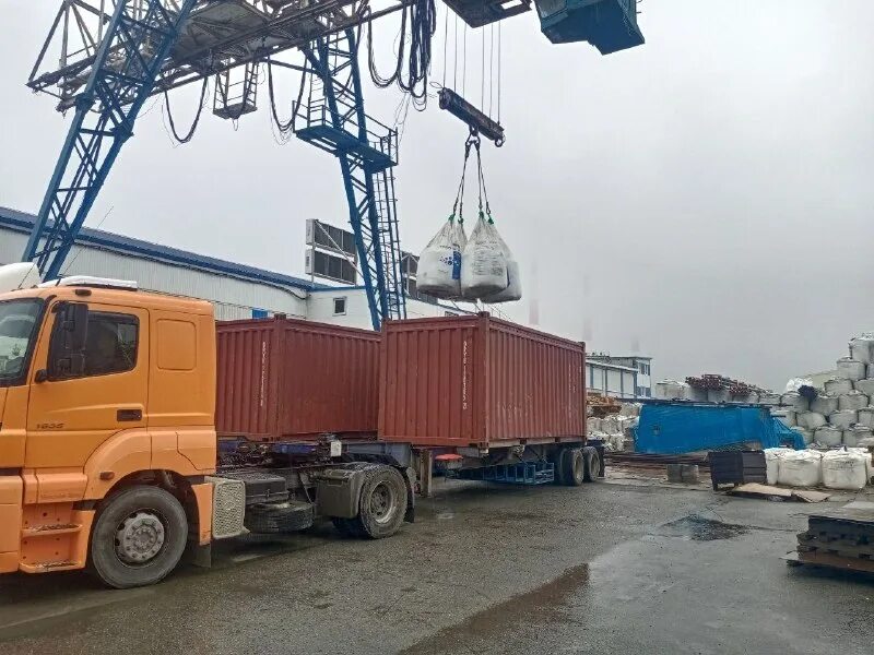 грузовик перевозит партию 221 тонн. грузовик перевозит партию 221 тонн. грузовик перевозит партию щебня. грузовик перевозит партию 221 тонн. перевозка глины.