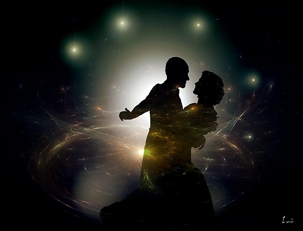 Свадебный танец. Вальс света. Танцующая пара в темноте. Современные танцоры на сцене. Танцуют вальс.