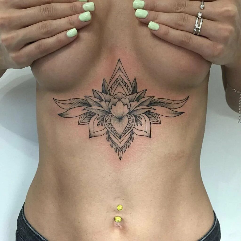 тату между грудей женские. татуировки для девушек под грудью. женские тату между грудиной. татуировка между. тату между грудиной у девушек.