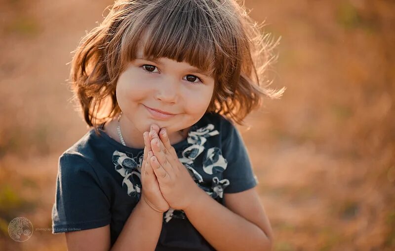 фото голодающего ребёнка. I m child. мальчик мультяшный. фотосессия мальчик в футболке и кофте. I m child.