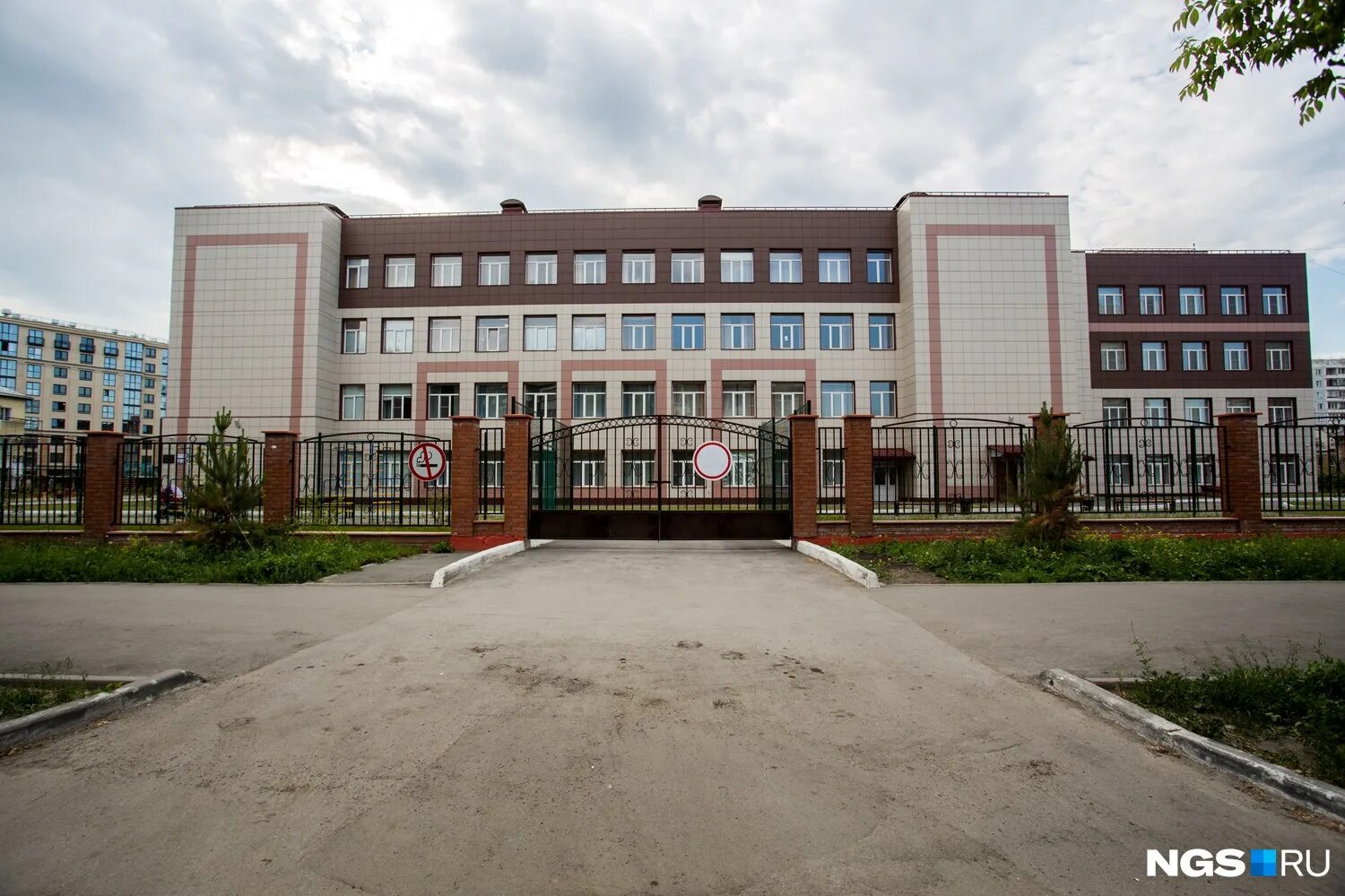 211 школа новосибирск. школы новосибирск районы. школы новосибирск районы. школы новосибирск районы. 211 школа новосибирск родники.