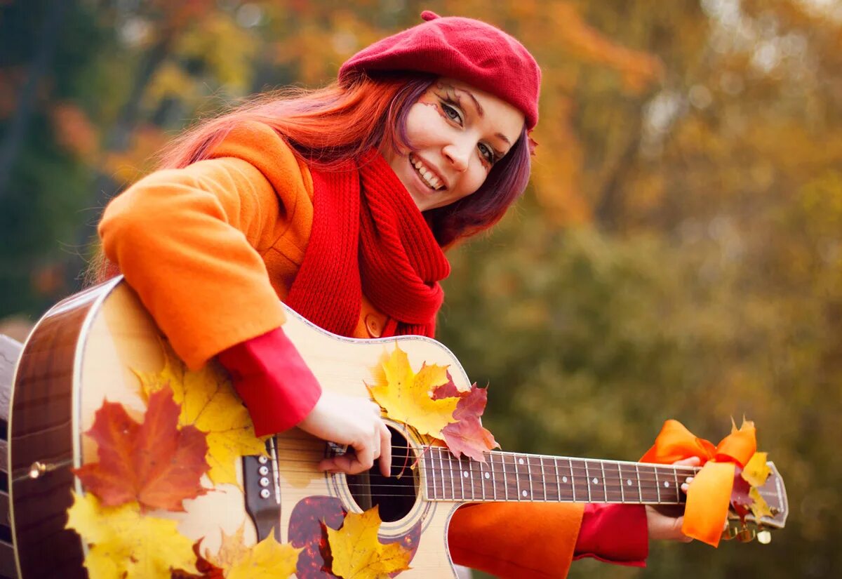 Осенняя девушка. Осенняя фотосессия с гитарой. Девочка осень. Девушка с гитарой осень.