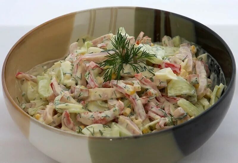 Салат с ветчиной и болгарским перцем и сыром и помидорами. Салат с ветчиной. Салат ветчина сыр огурец перец болгарский сладкий. Салат с ветчиной и сыром и помидорами. Салат с ветчиной и болгарским перцем и помидорами.