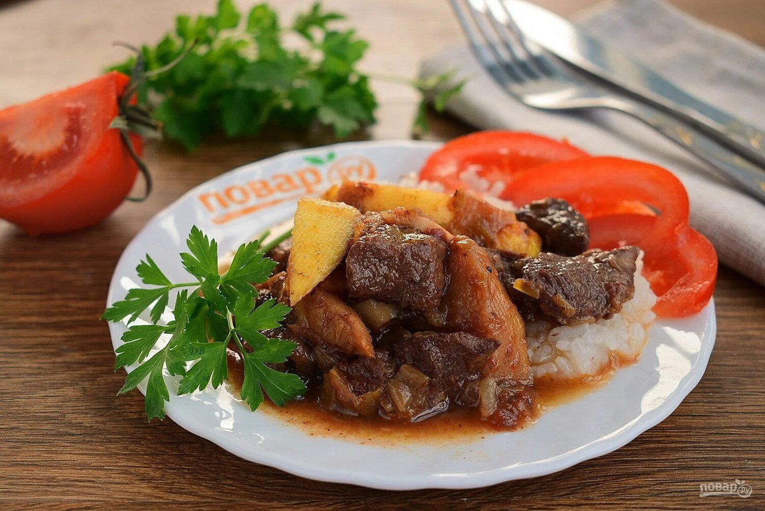 Мясо по кремлевски. Тушёная говядина с луком. Говядина с луком и сливочным маслом тушеная. Рецепт говядина тушеная с черным хлебом. Говядина с луком и сливочным маслом тушеная.