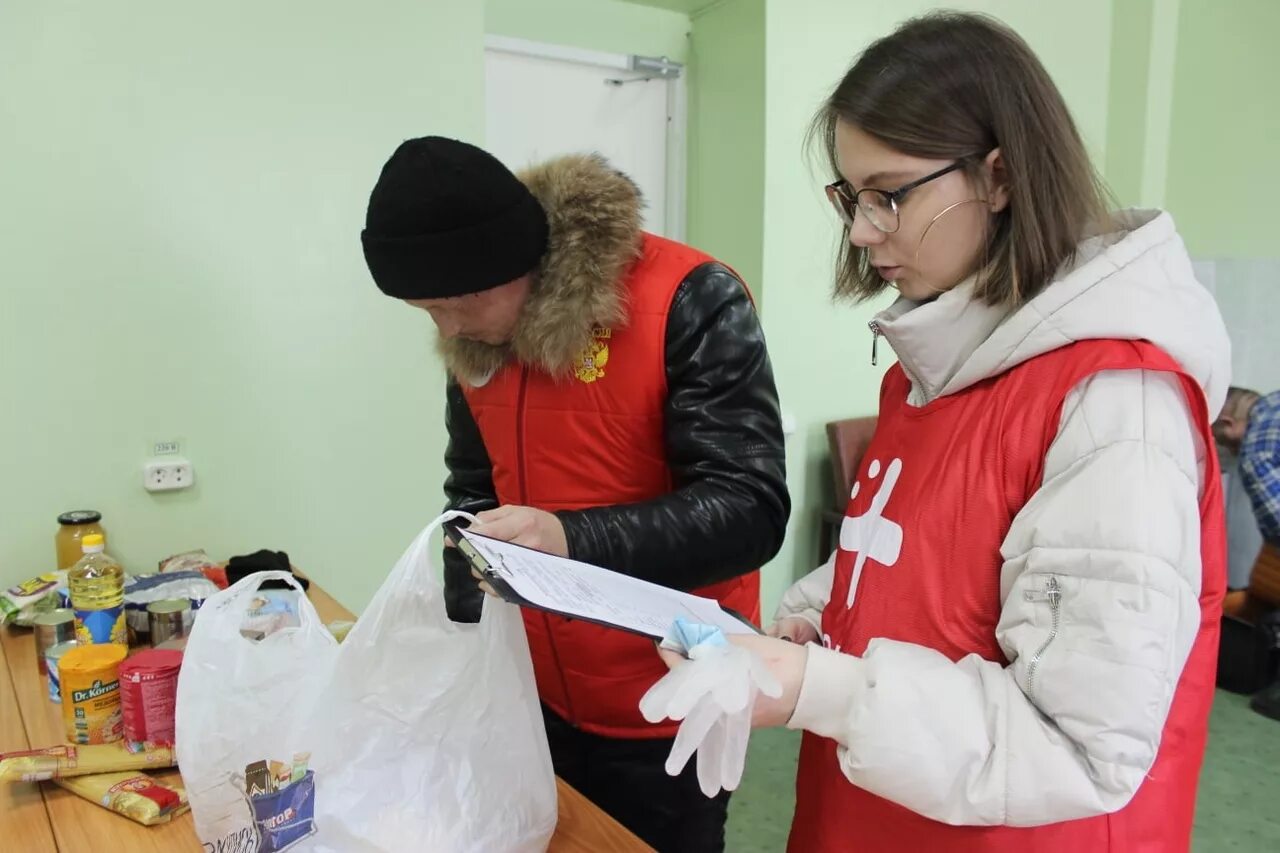 Волонтеры помогают пожилым людям. Волонтерство помощь людям. Волонтеры ковид. Волонтерство помощь пожилым. Волонтеры помогать готовы