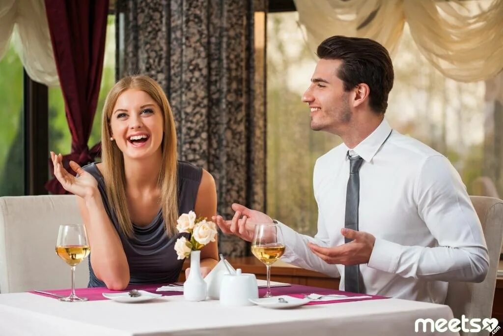 Чем отличается свидание. Женщина в ресторане. Дружеское свидание. Чем отличается свидание. Мужчина и женщина за столом.