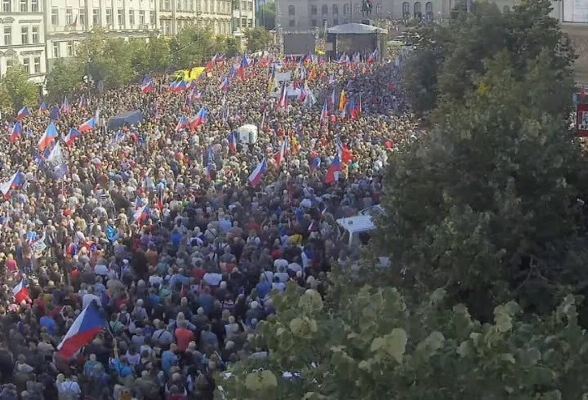 Митинг в Праге 2022. Массовые митинги в Европе. Протесты в Чехии. Люди на улице. Сколько человек вышли на митинги